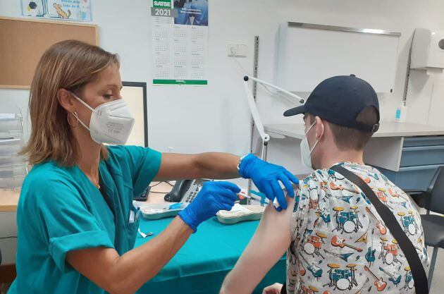 Imagen de uno de los pacientes que han sido vacunados este viernes en el hospital general de Ciudad Real