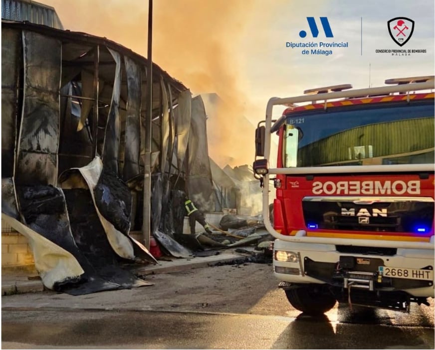 Bomberos del Consorcio Provincial actuando en el incendio de Cajíz