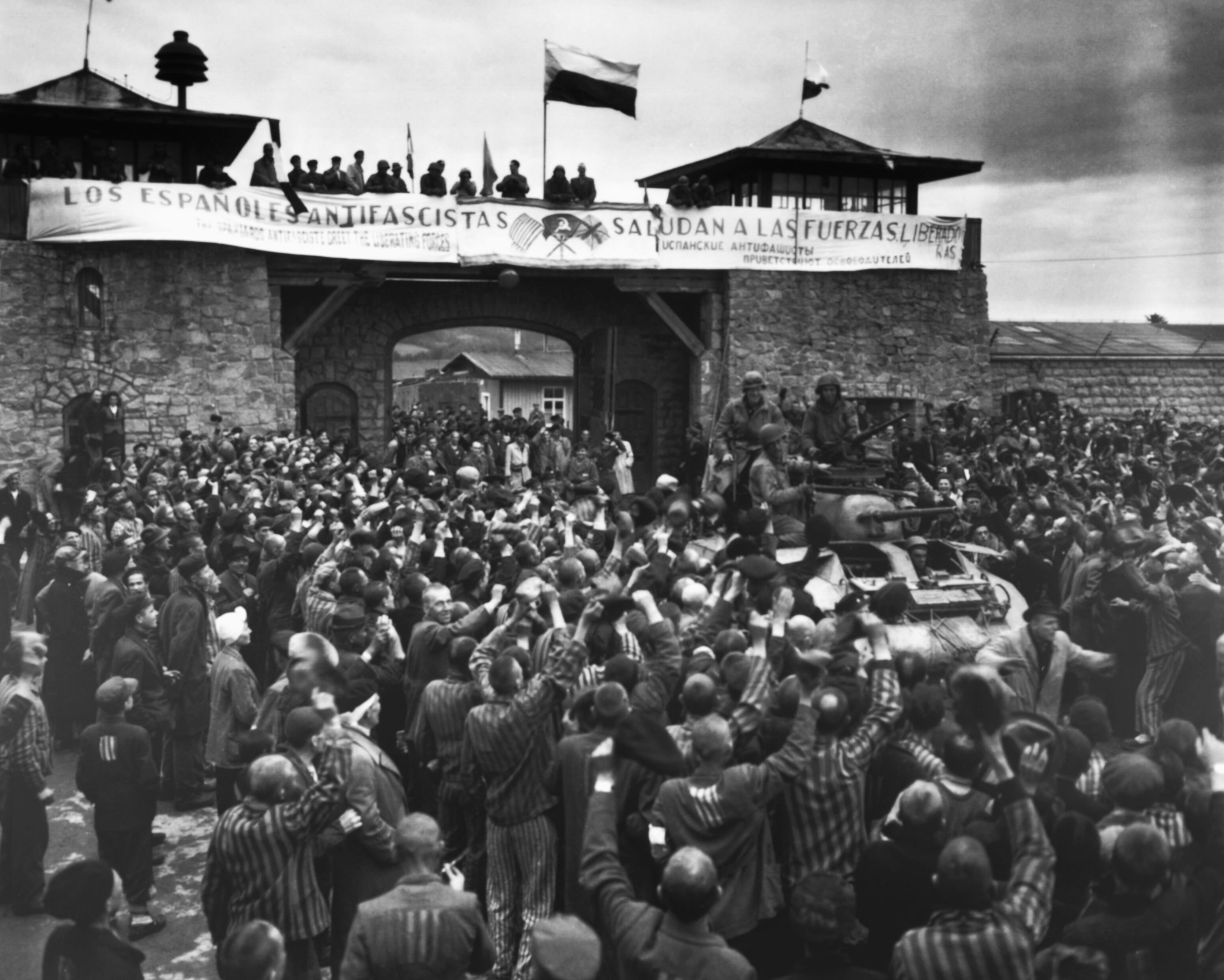 Prisioneros españoles del campo de concentración de Mauthausen saludan &quot; a las fuerzas liberadoras&quot; tras su llegada al recinto