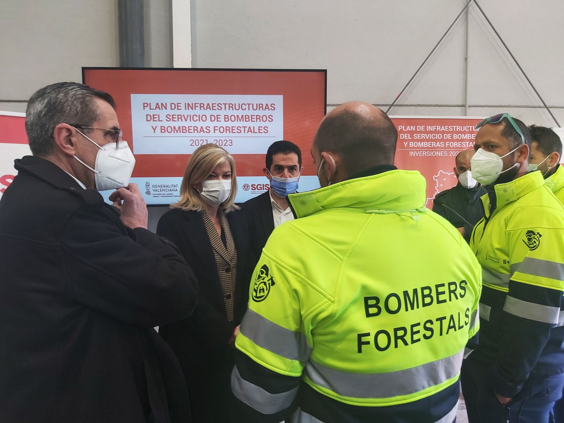 La consellera Gabriela Bravo, el director de Emergencias, José María Ángel y el alcalde de Alcoy, Toni Francés, hablando con representantes de los bomberos forestales