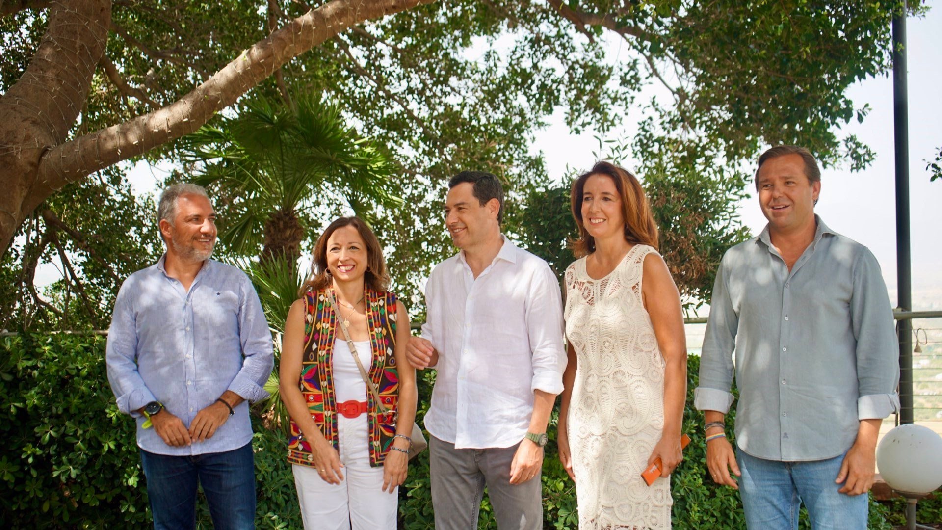 El presidente del PP de Andalucía y presidente de la Junta, Juanma Moreno, en el centro de la imagen, con Elías Bendodo, Patricia Navarro, Antonia Ledesma y Antonio Repullo, momentos antes del acto de inicio del curso político en Alhaurín El Grande.