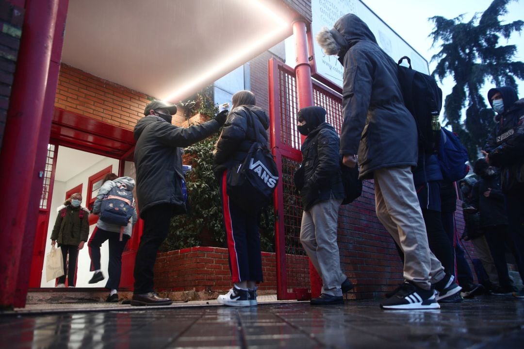 Toma la temperatura a alumnos antes de entrar al colegio &#039;Arcángel Rafael&#039; en Madrid.