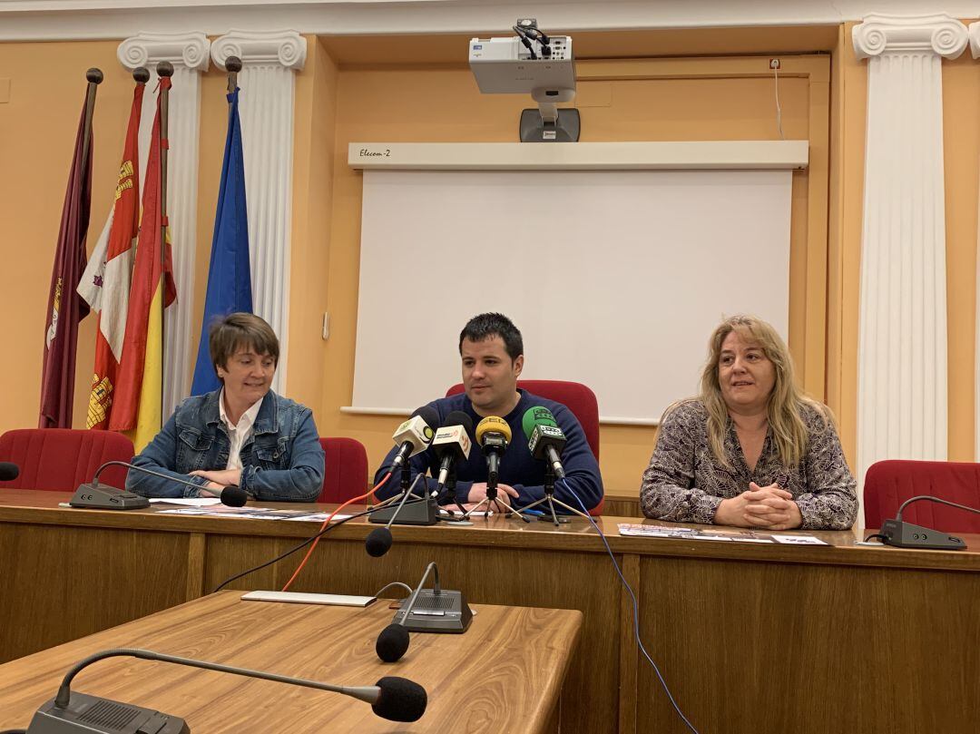 El concejal de deportes y representantes del Club de Natación presentan el Campeonato de Medina