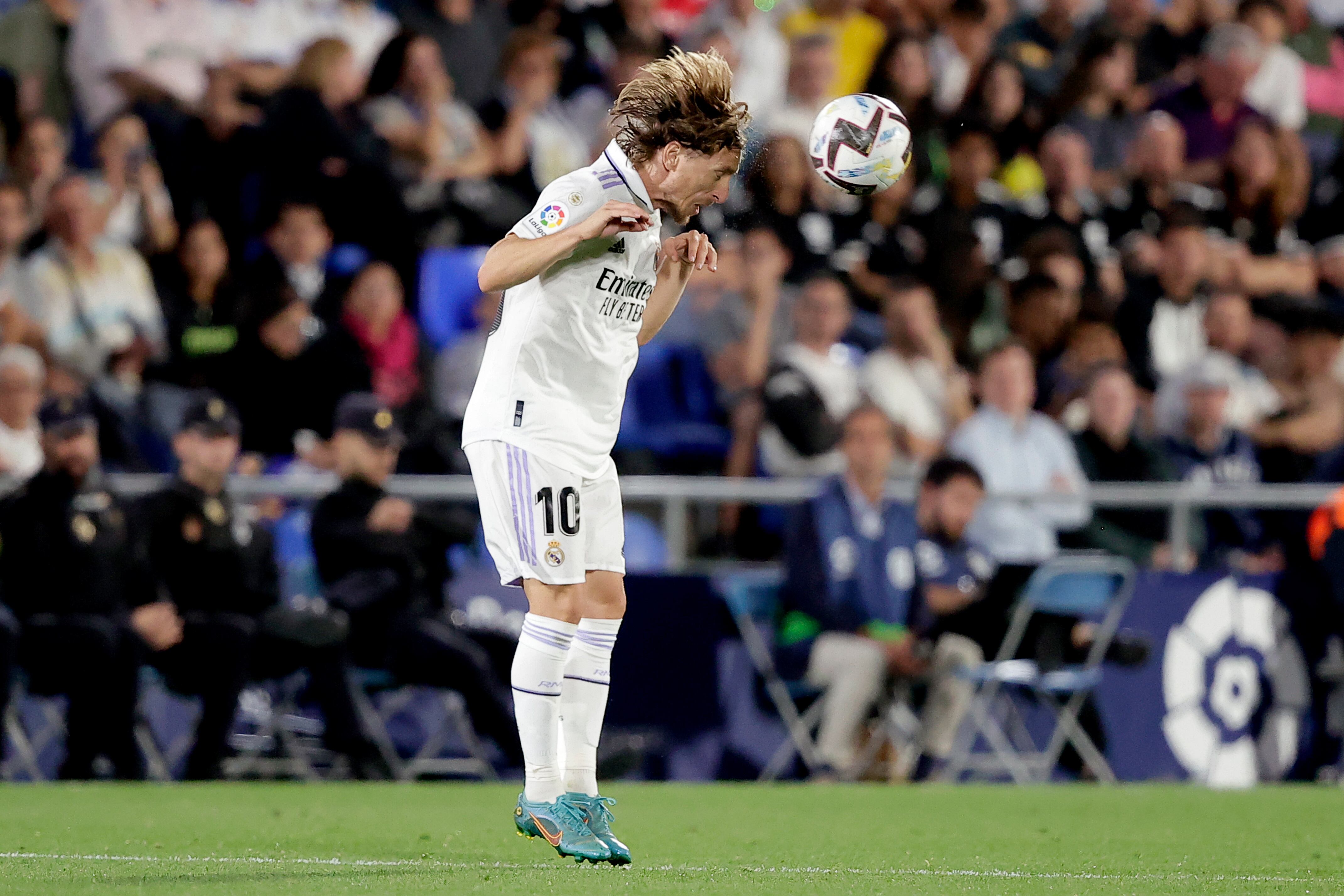 Luka Modric remata de cabeza un balón.