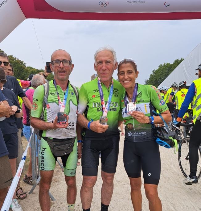 Javier Escario, Miguel Ramón Cored y Silvia Ferrer en la llegada de la París Brest París