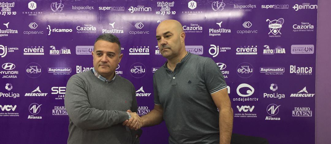 El entrenador del Real Jaén, Jaime Pérez, estrecha la mano del director deportivo, José Antonio Presa 'Puskas'.