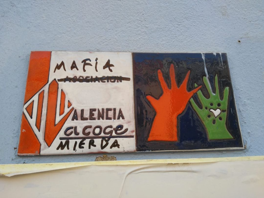 Pintada racista en el cartel de València Acoge