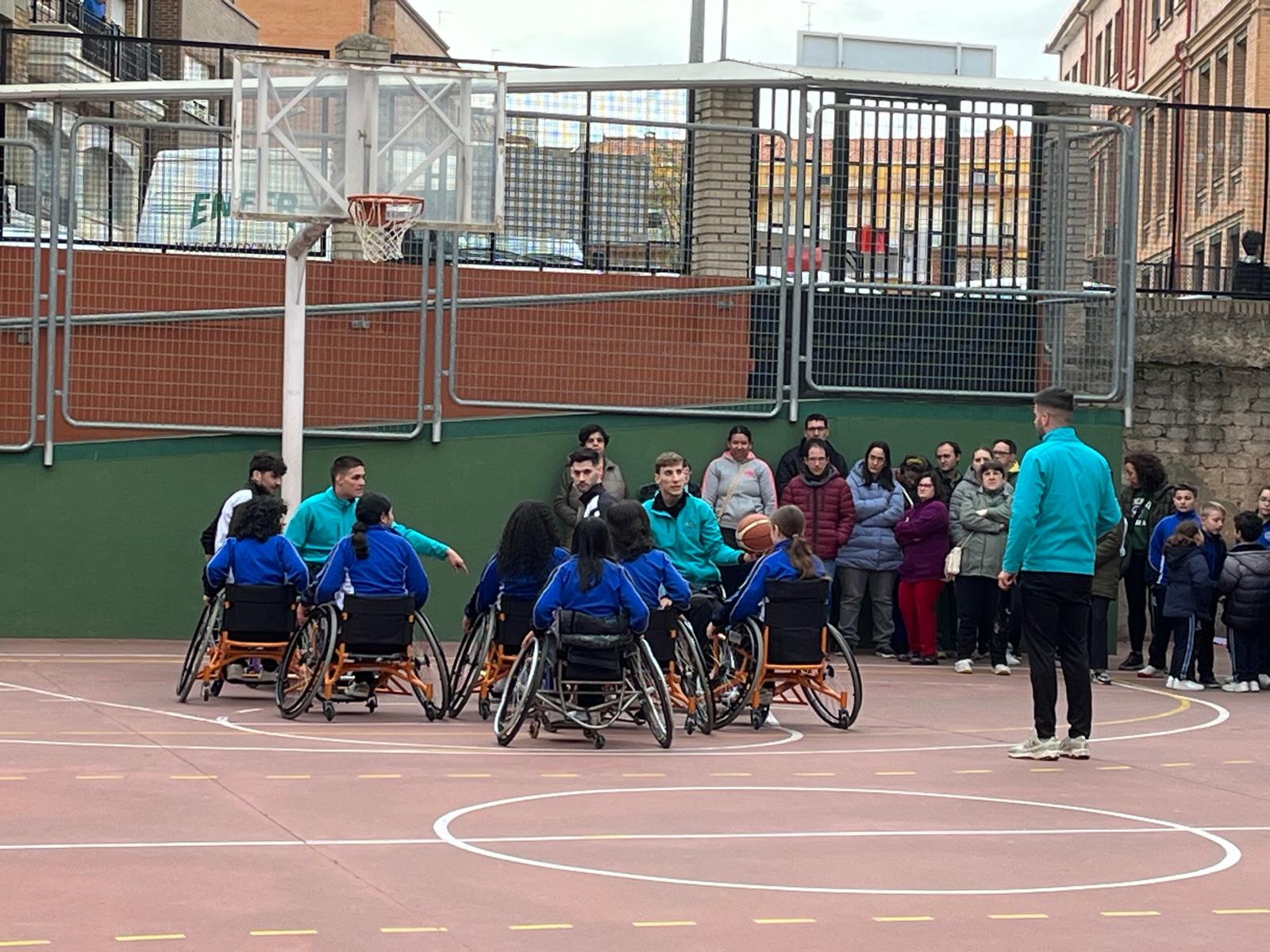 Demostración de los integrantes del equipo de baloncesto