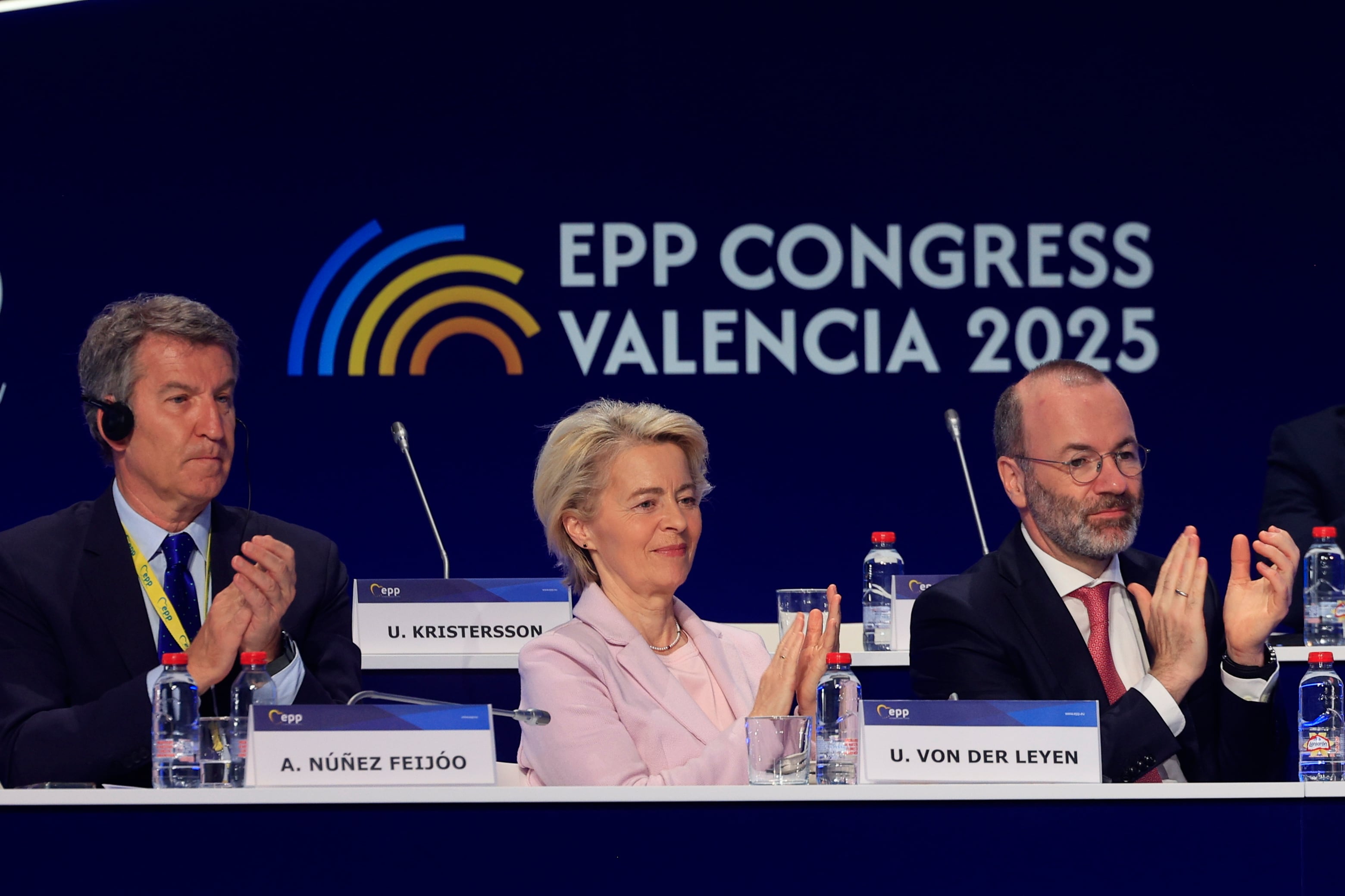 El presidente del Partido Popular, Alberto Núñez Feijó (i), la presidenta de la Comisión Europea, Ursula von der Leyen, y el presidente del Partido Popular Europeo, Manfred Weber, durante la segunda jornada del congreso del Partido Popular Europeo en Valencia
