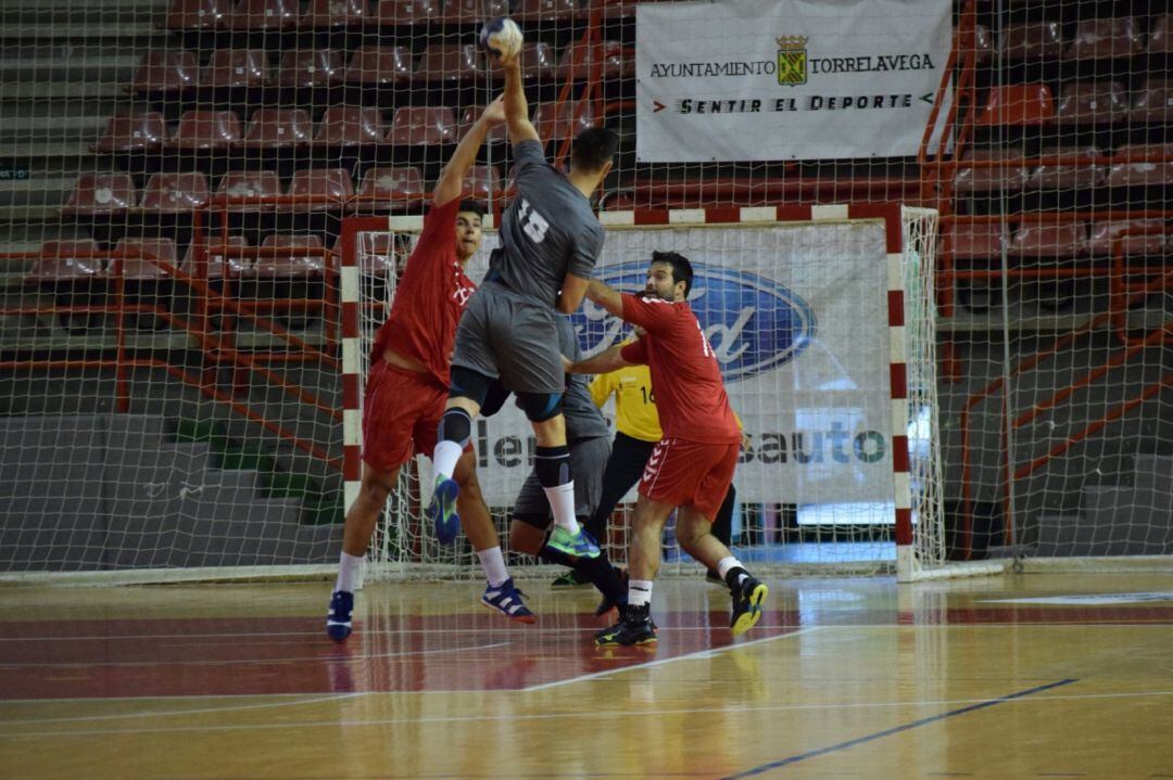 Linares intenta un lanzamiento ante la oposición de dos jugadores de Alcobendas.