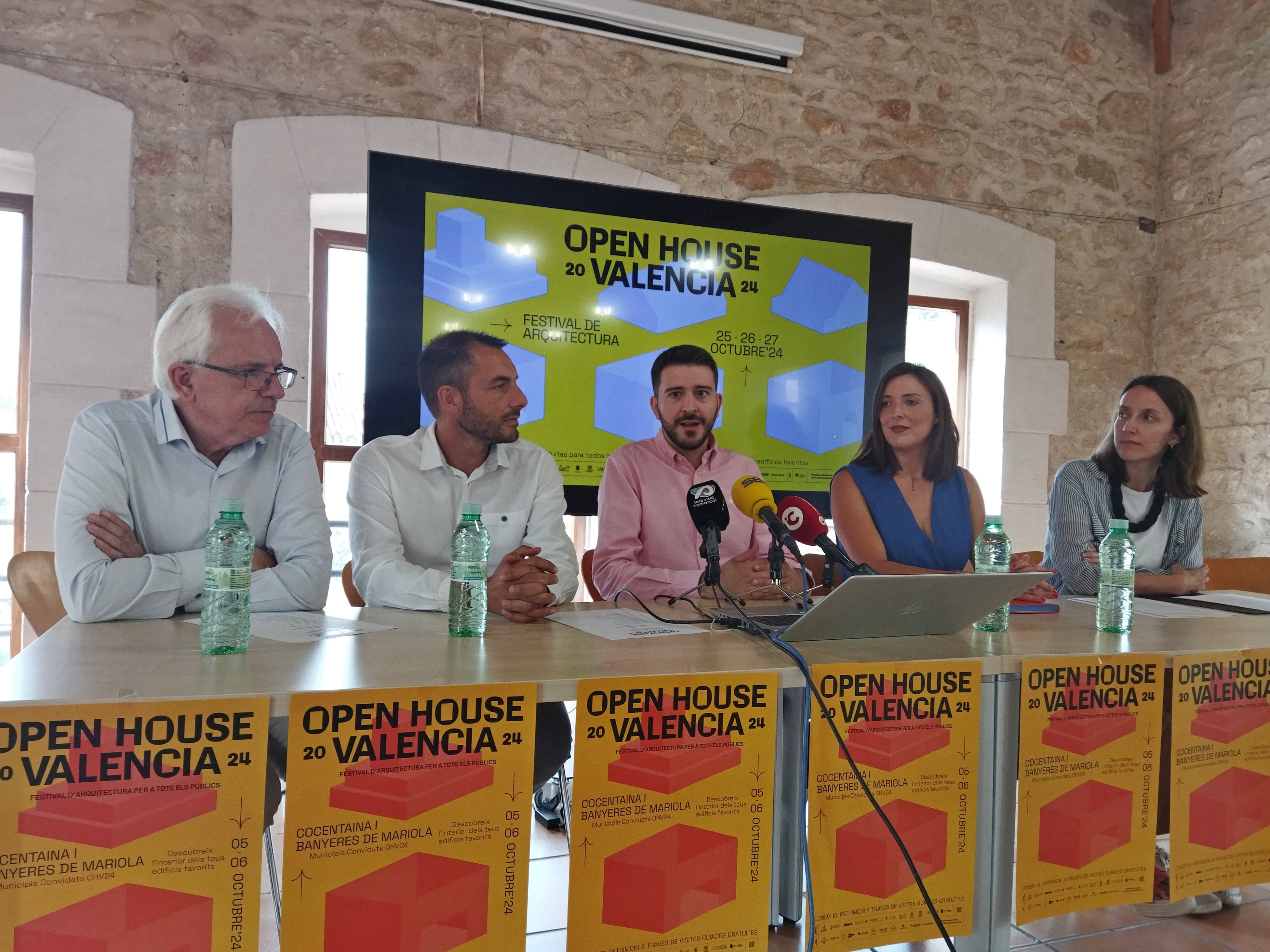 Paco Payá, edil de Patrimonio y Turismo de Cocentaina; Josep Sempere, alcalde de Banyeres de Mariola; Jordi Pla, alcalde de Cocentaina; Sara Portela, directora de Open House València y Laura Gilabert, coordinadora de arquitecturas de Open House València en la presentación de las visitas guiadas para el 5 y 6 de octubre en estas poblaciones de Mariola.