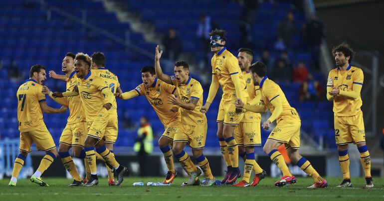 Los jugadores del Alcorcón celebran su pase a los octavos de final tras vencer en la tanda de penaltis al RCD Espanyol.