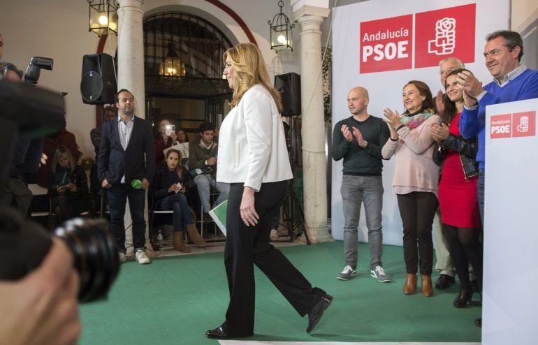  La secretaria general del PSOE-A y presidenta de la Junta de Andalucía, Susana Díaz, recibe los aplausos de los miembros del partido tras su comparecencia para valorar los resultados electorales anoche en Sevilla. 