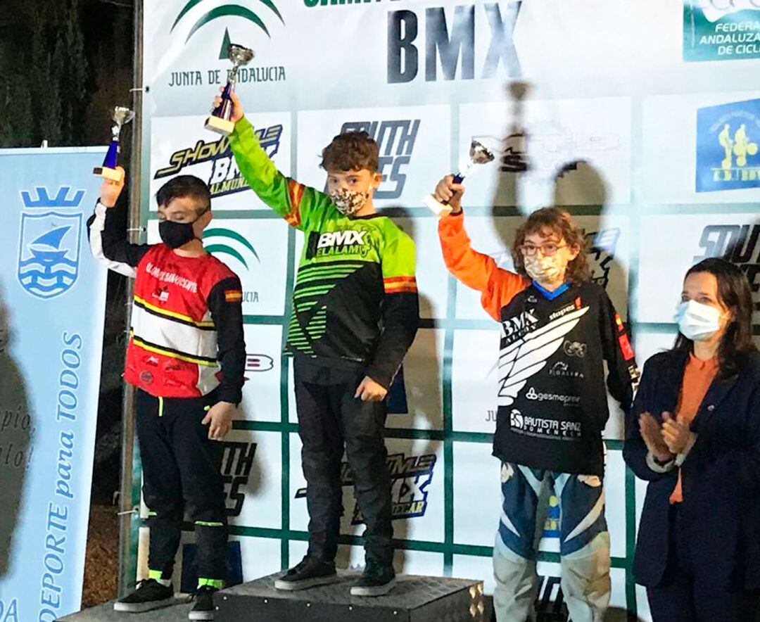 El joven Vicente García en el tercer escalón del podio del campeonato andaluz