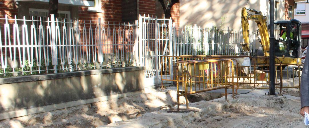 Un carril de Simón Abril permanece cortado