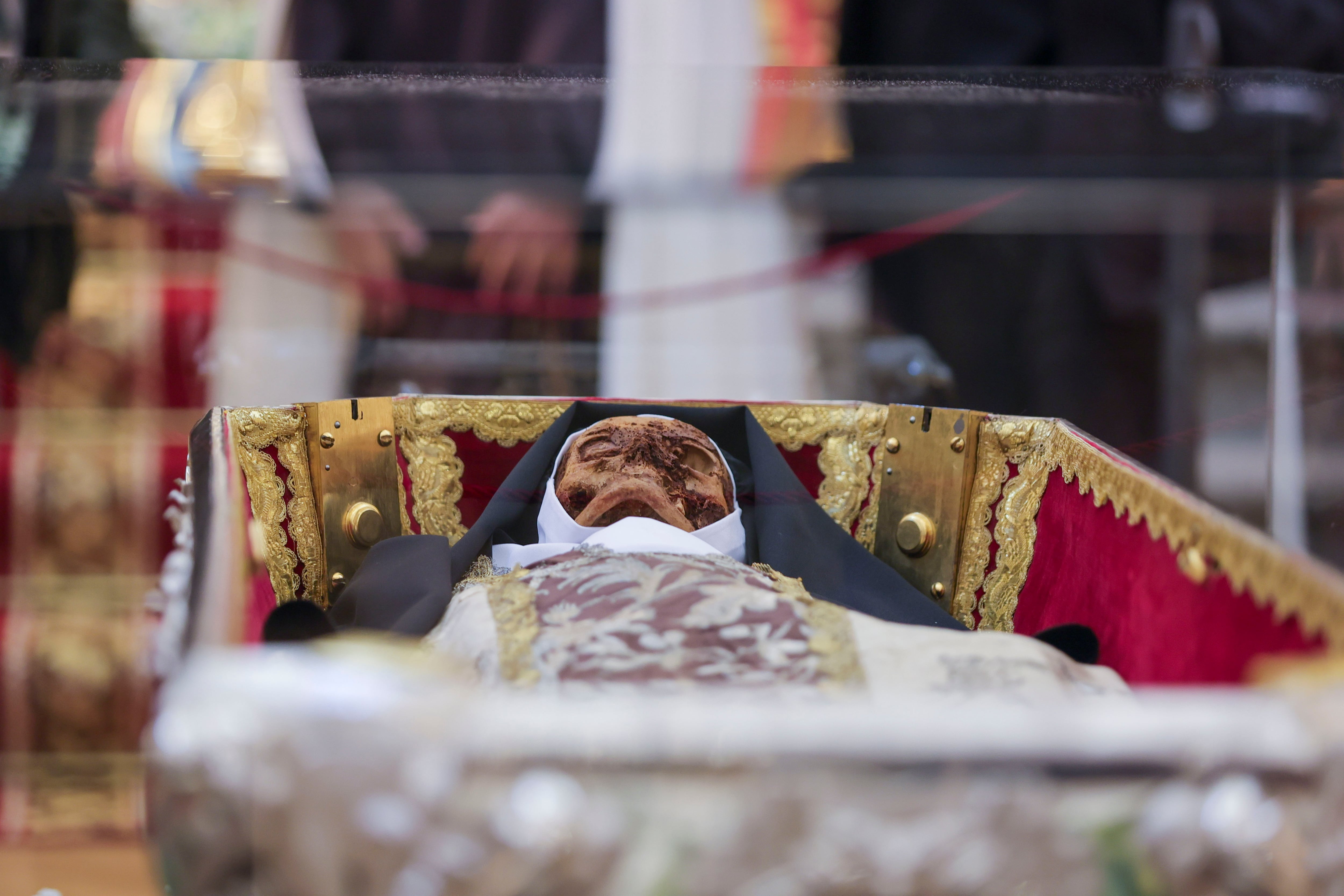 ALBA DE TORMES, 11/05/2025.- Por primera vez en este siglo, ha tenido lugar la exposición pública de Santa Teresa de Jesús para su veneración en la Basílica de la Anunciación de Nuestra Señora del Carmen, en la localidad salmantina de Alba de Tormes. EFE/JM GARCIA
