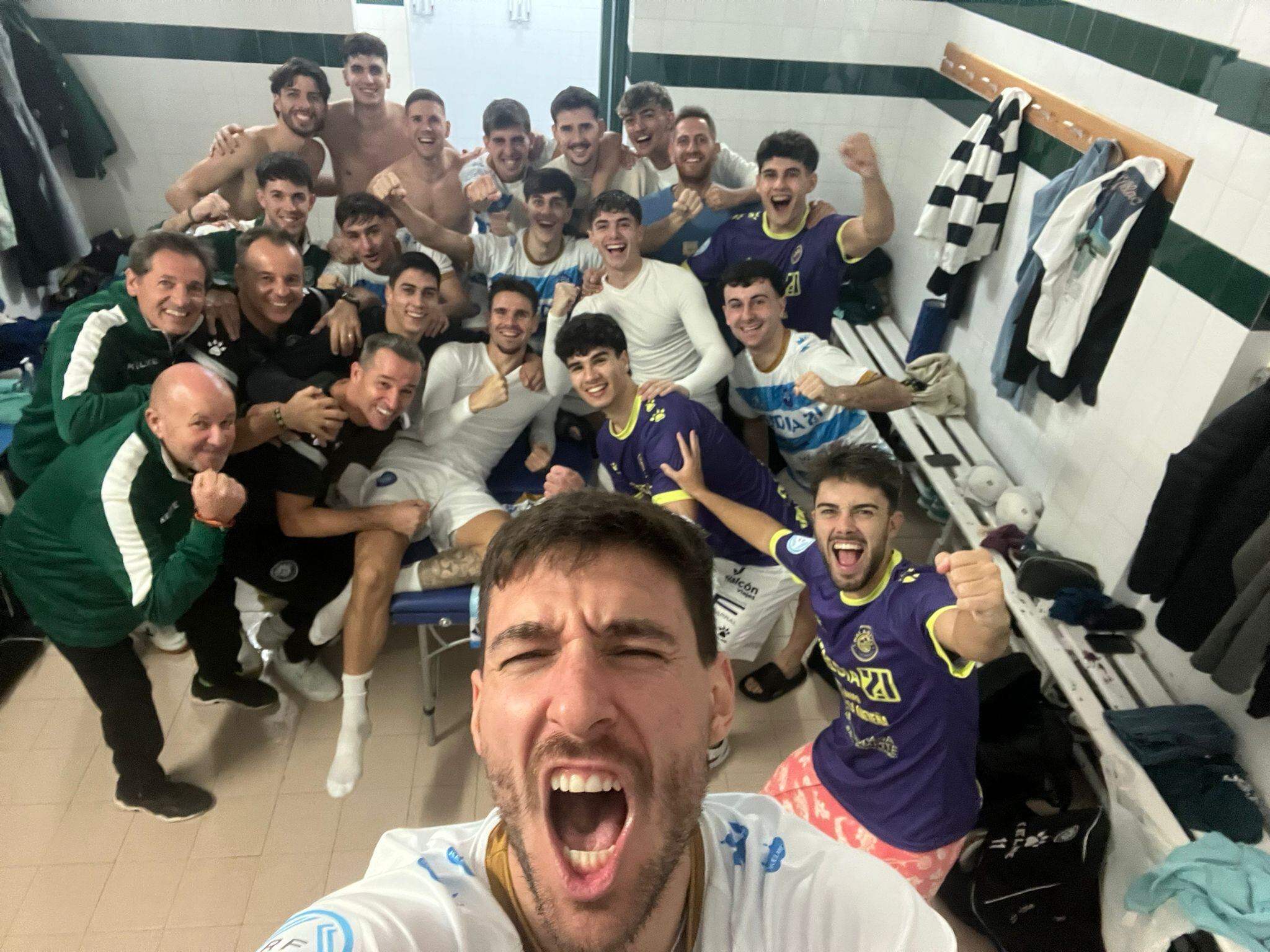 Los jugadores del Heredia 21 Málaga Ciudad Redonda celebraron la victoria en el vestuario