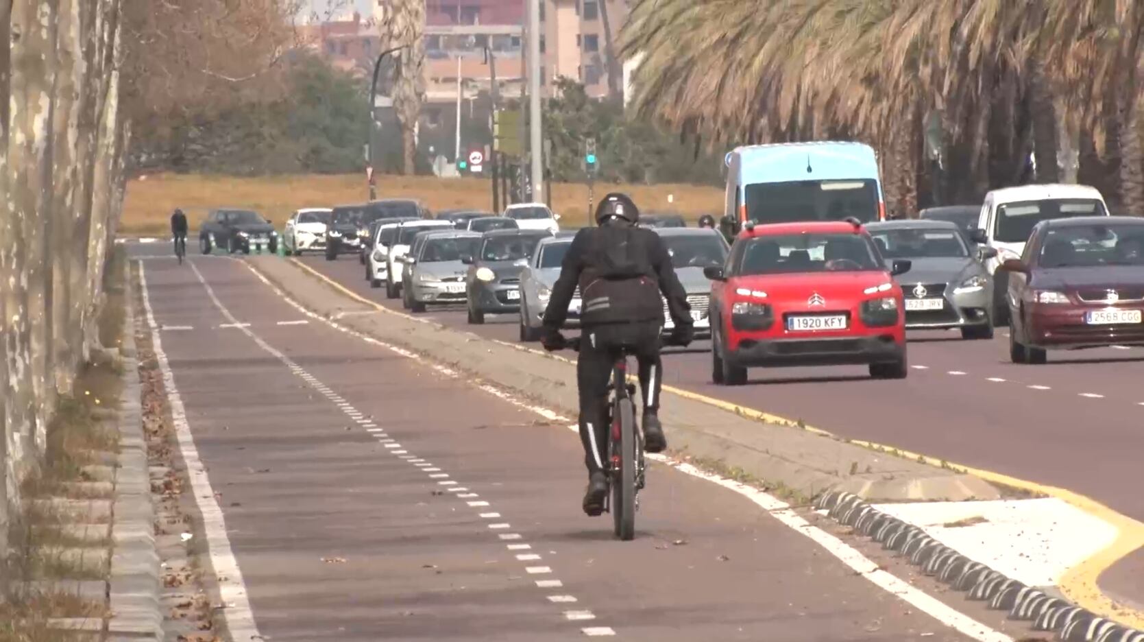 Un estudio de la Politècnica de València desaconseja pintar carriles bici sobre adoquines o baldosas lisas