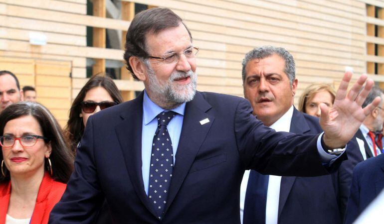 El presidente español, Mariano Rajoy, saluda a su llegada al Pabellón de España de la Exposición Universal de Milán.