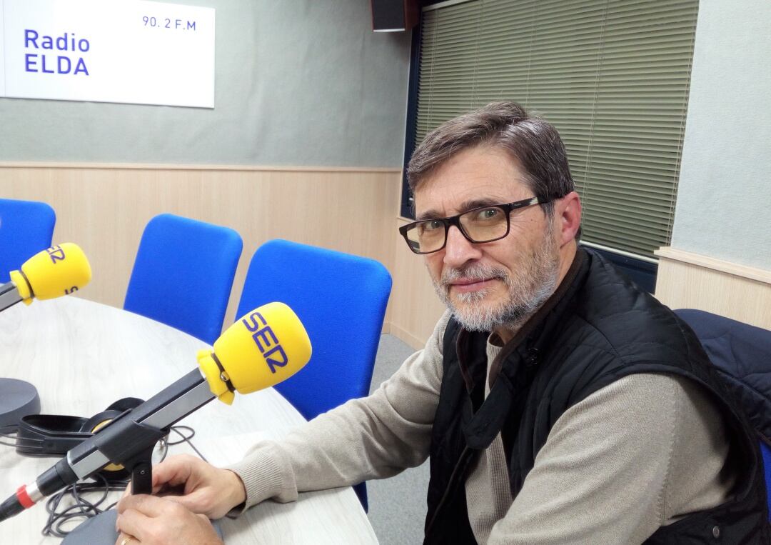 Octavio López, tesorero de la Coral Santos Patronos, en el estudio de Radio Elda el día de la presntación de los Conciertos de Navidad