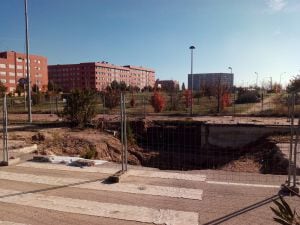 El socavón tapona una salida habitual de la rotonda para los vecinos.