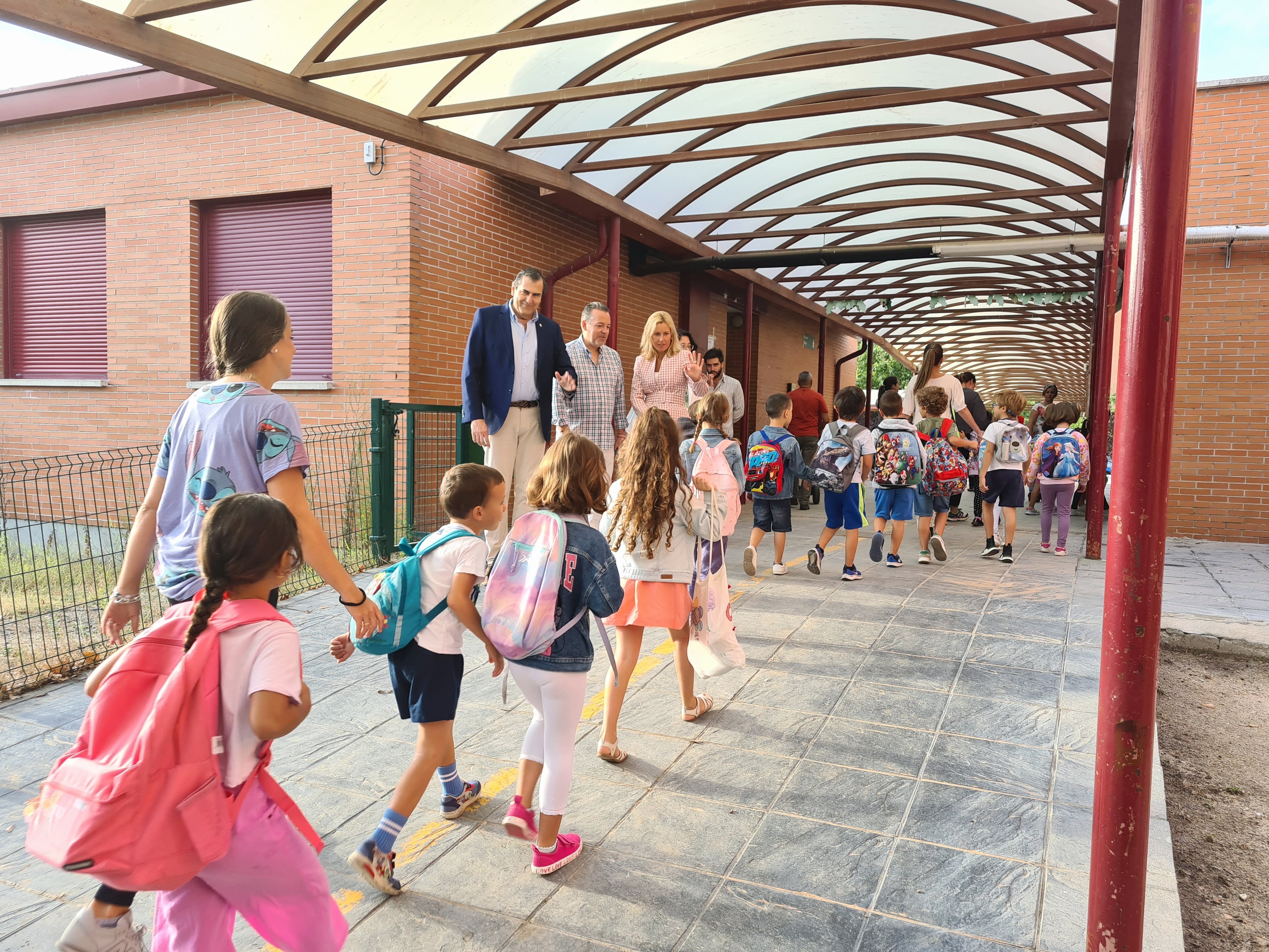 Imagen de archivo de varios niños entrando al colegio madrileño Bachiller Alonso López