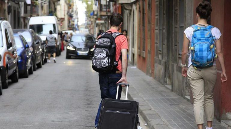 Dos turistas de camino a su alojamiento