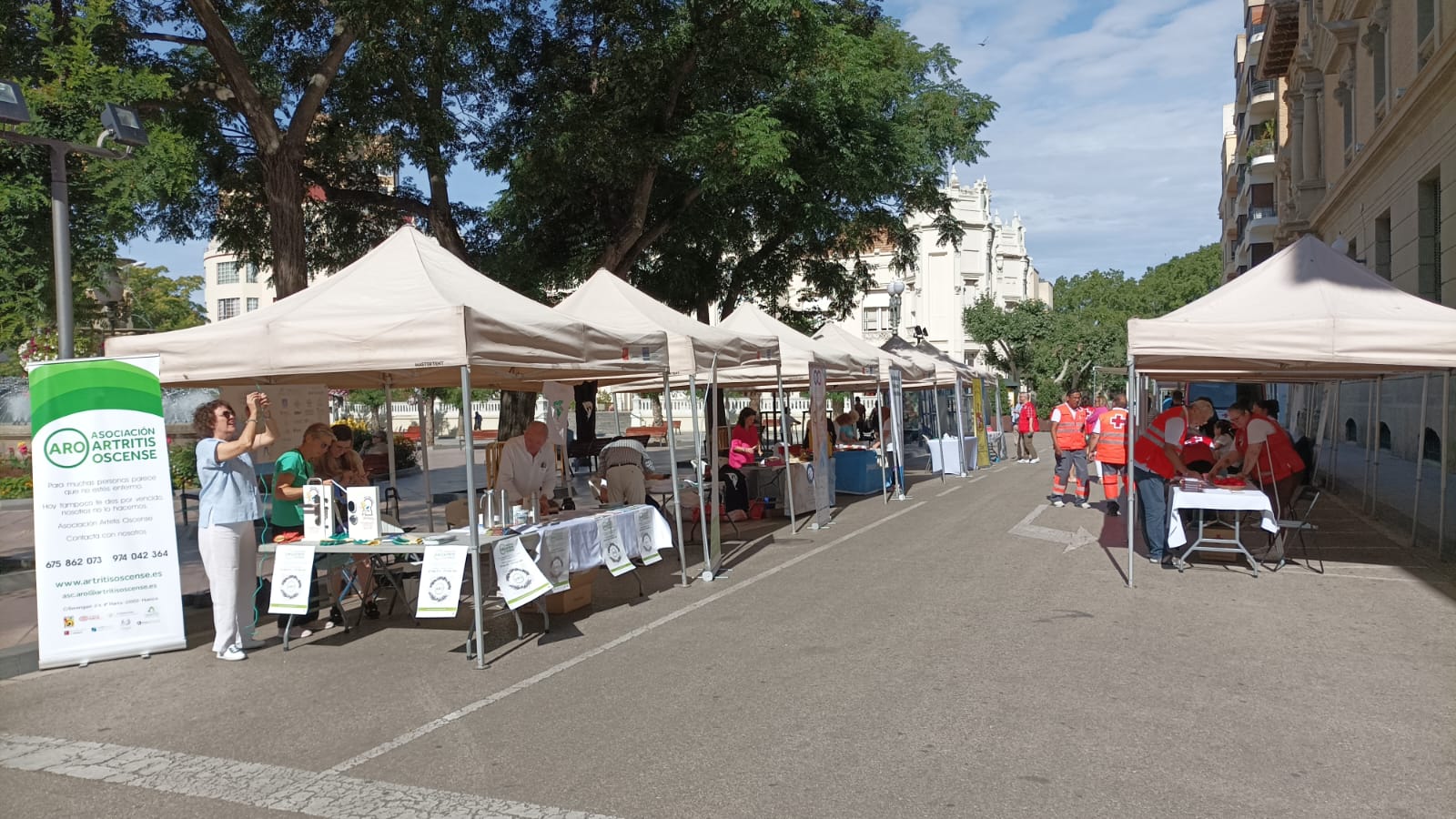 Imagen de todos los puestos de las asociaciones y colectivos  participantes en la III Feria de Salud de Cruz Roja