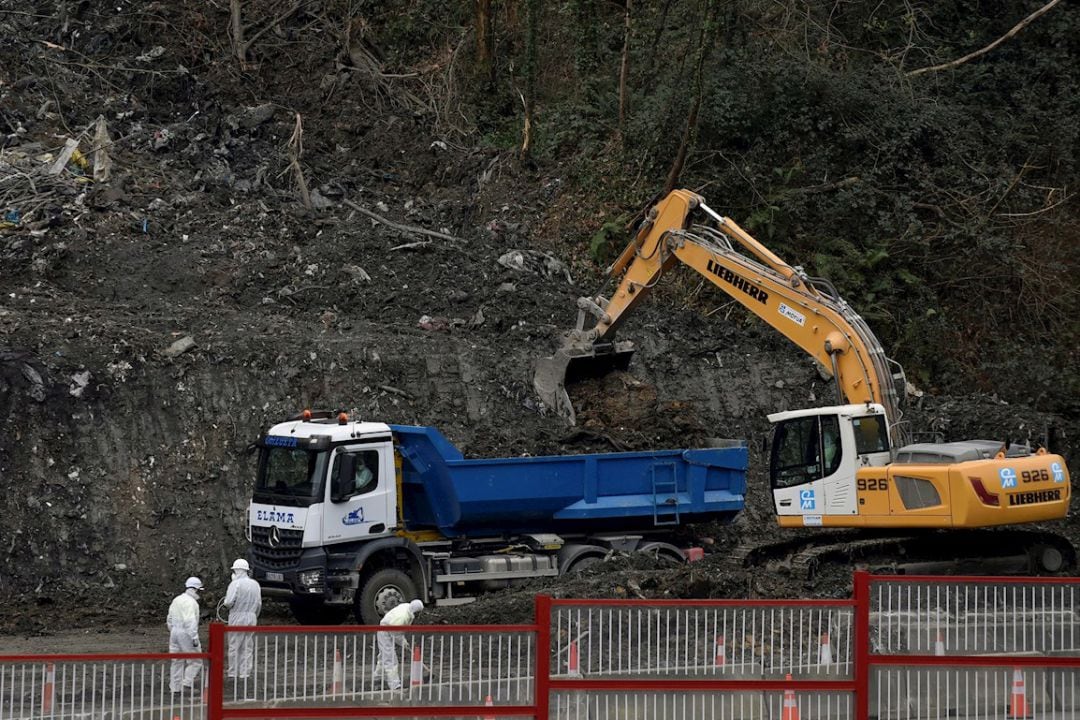 Fuentes de la Ertzaintza han informado del hallazgo del coche por los equipos de búsqueda, que por el momento no han encontrado restos humanos entre los escombros.