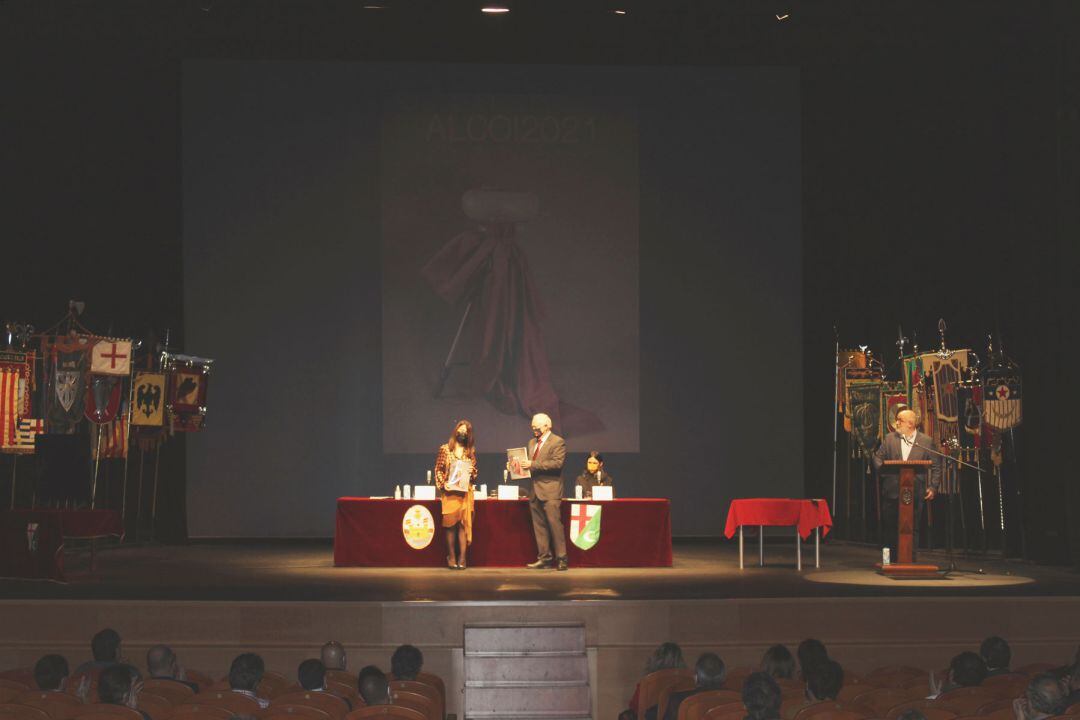 El Teatro Calderón d&#039;Alcoi acogió este jueves por la tarde la presentación de la revista de la Fiesta y de eWalí.