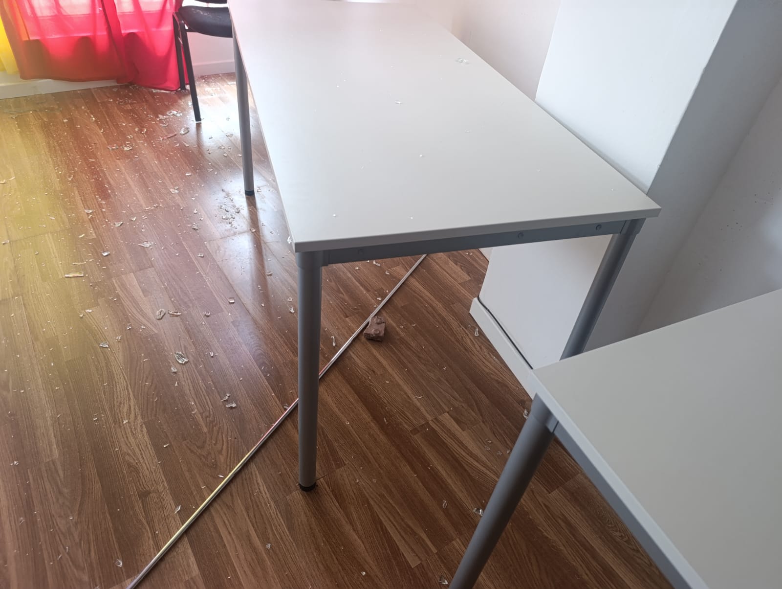 Interior de la sede de PCE e IU en Talavera, tras los actos de vandalismo