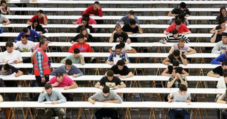 Opositores en un examen para acceder a un empleo público