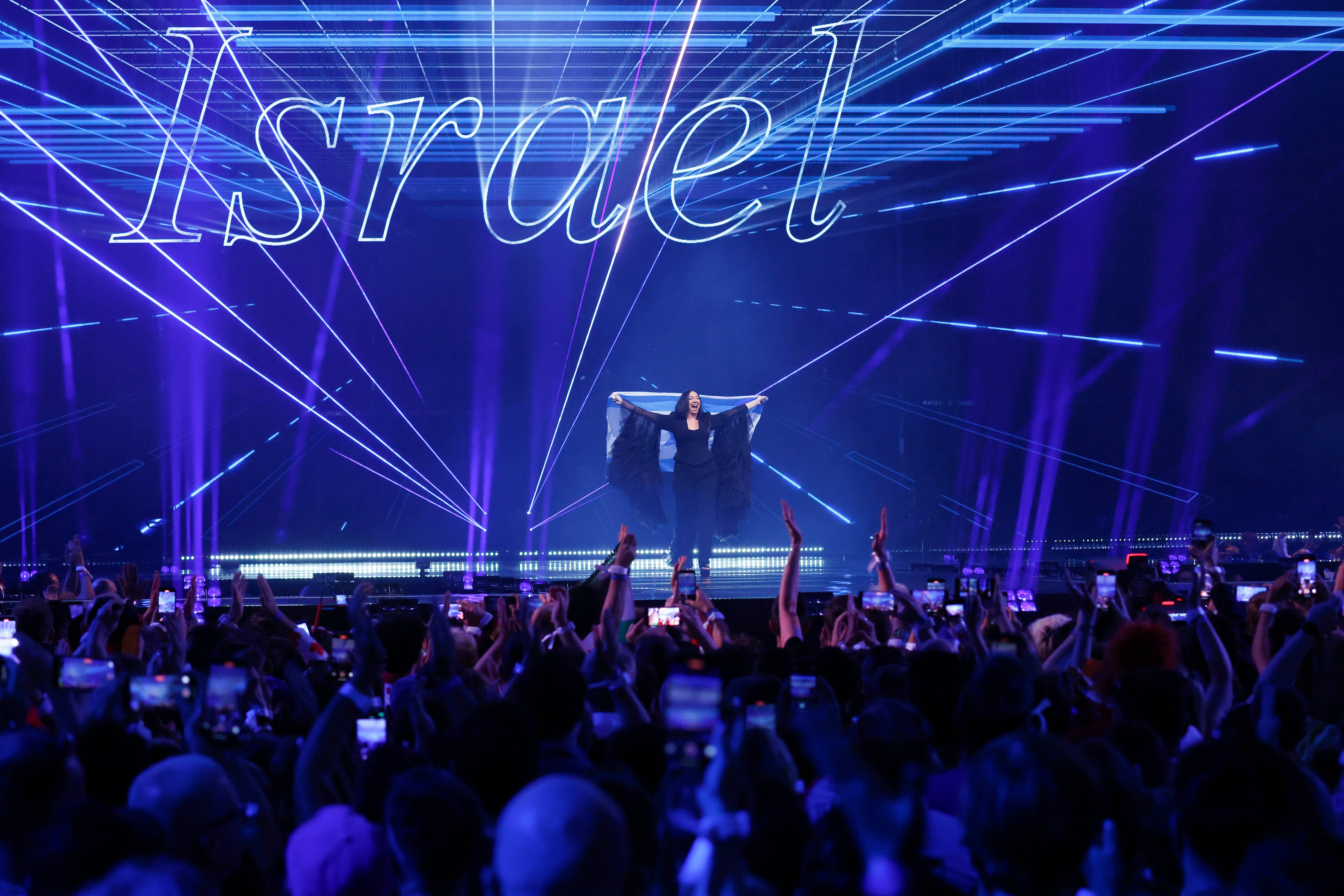 Yuval Raphael, representante de Israel, en el escenario durante la final de Eurovisión el 17 de mayo de 2025 en Basilea, Suiza.