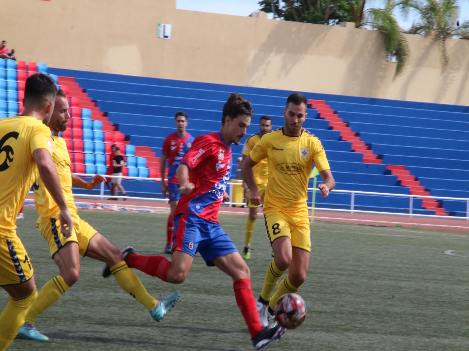 La UD Lanzarote intentando acercarse al área contraria.