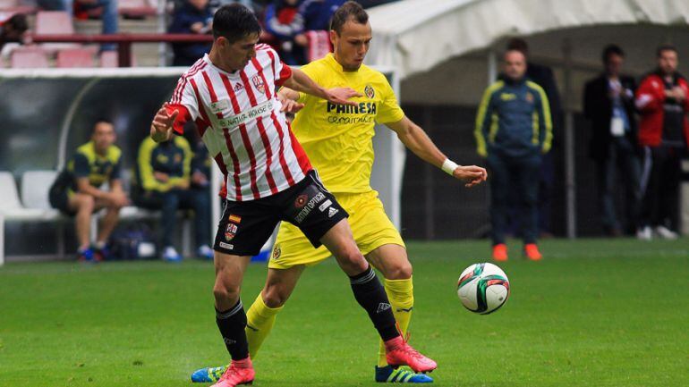 Pablo Íñiguez defiende un balón en el Nuevo Las Gaunas