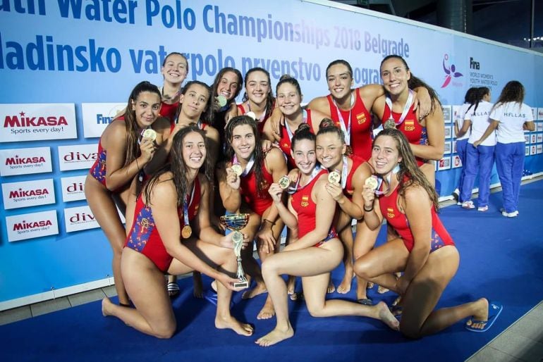 La joven Clara Díaz junto con sus compañeras de la selección española juvenil de waterpolo que han conseguido el Campeonato del Mundo en Belgrado