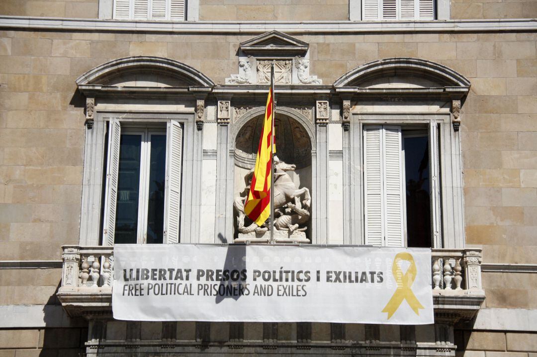 La pancarta que reclama libertad para los &quot;presos políticos y exiliados&quot; ha vuelto a aparecer en la fachada del Palau de la Generalitat.