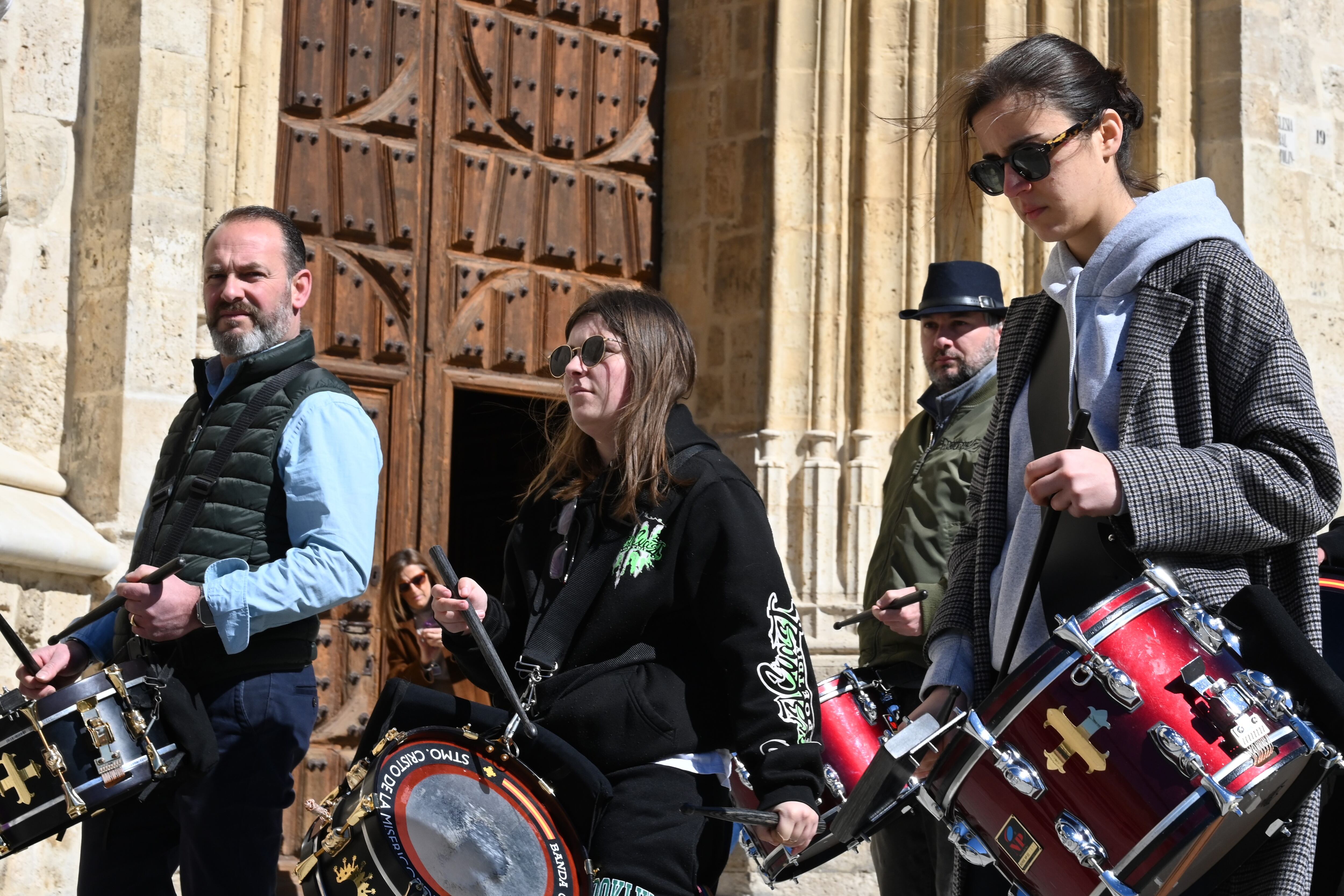 PALENCIA, 10/04/2025.- Ensayo ante la catedral de Palencia este jueves de la banda y la tanda de carga de la Hermandad de la Misericordia, donde las mujeres van ocupando lugares tradicionalmente reservados para los hombres dentro de las cofradías. Hasta hace no tanto, la imagen de una mujer cargando un paso o tocando en una banda de Semana Santa era poco habitual. Hoy cada vez son más las que se proponen cargar con la tradición en el sentido más literal. Lo cuentan en una entrevista con EFE las mujeres de la tanda de la hermandad de la misericordia de Palencia.-EFE/ Almudena Álvarez
