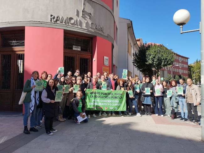 Concentración contra la concertación en Bachiller en el IES Ramón y Cajal de Huesca