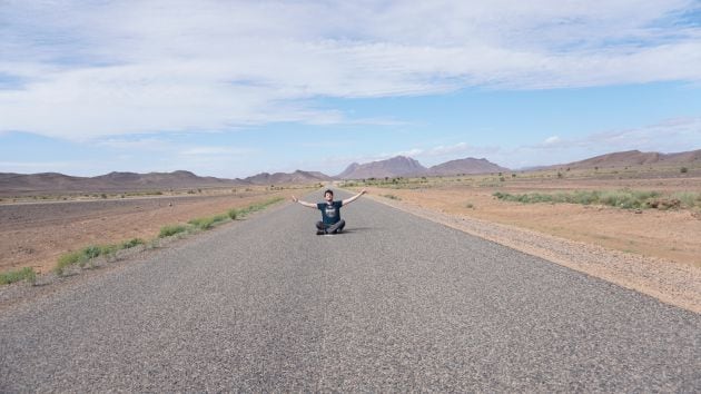 Rafa Frías, tentando a la suerte en una carretera marroquí.