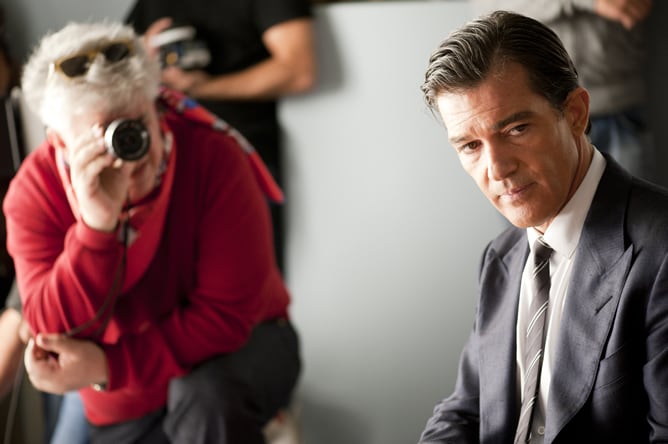 Antonio Banderas, en el set de rodaje de 'La piel que habito' ante Pedro Almodóvar