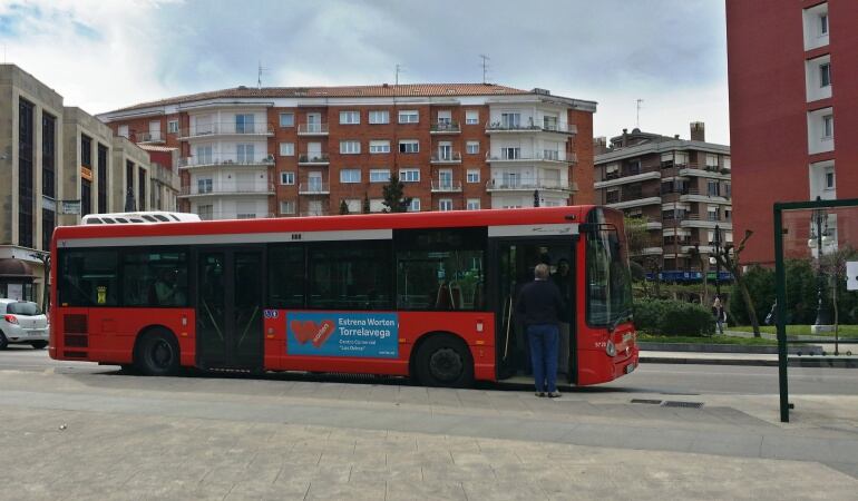 Autobús urbano de Torrelavega en la calle Julián Ceballos.
