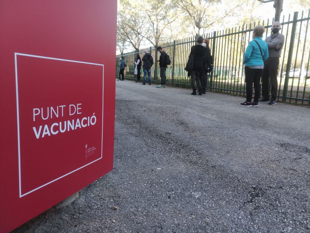 Colas durante el primer día de vacunación masiva en Germans Escalas.