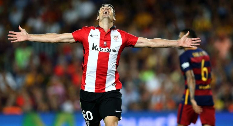 Aritz Aduriz celebra su gol en la vuelta de la Supercopa de España disputada en el Camp Nou.