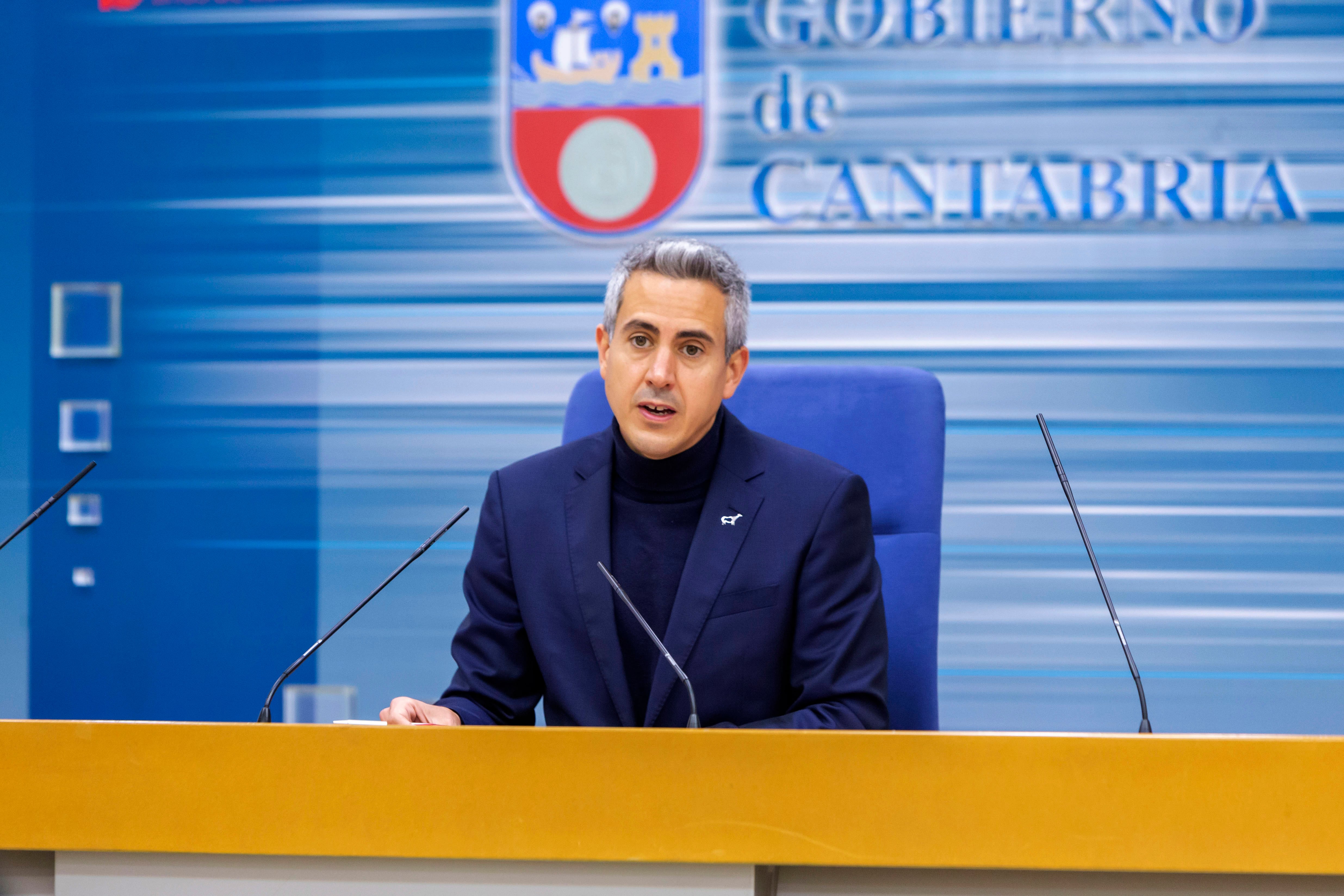 El vicepresidente Pablo Zuloaga informando en la sala de prensa del Gobierno de Cantabria