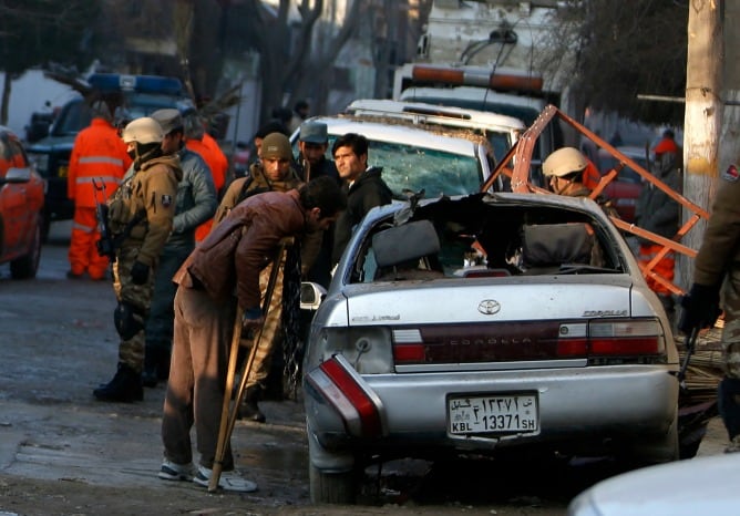 Destrozos causados por el atentado suicida de Kabul, que ha supuesto la muerte de 21 personas.