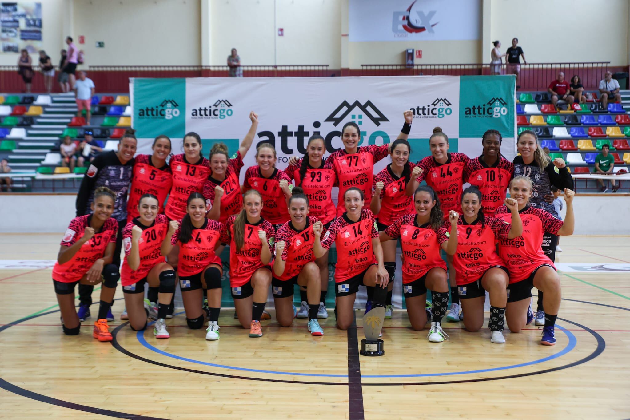 Las jugadoras del Elche Atticgo afrontan el fin de semana la EHF European Cup