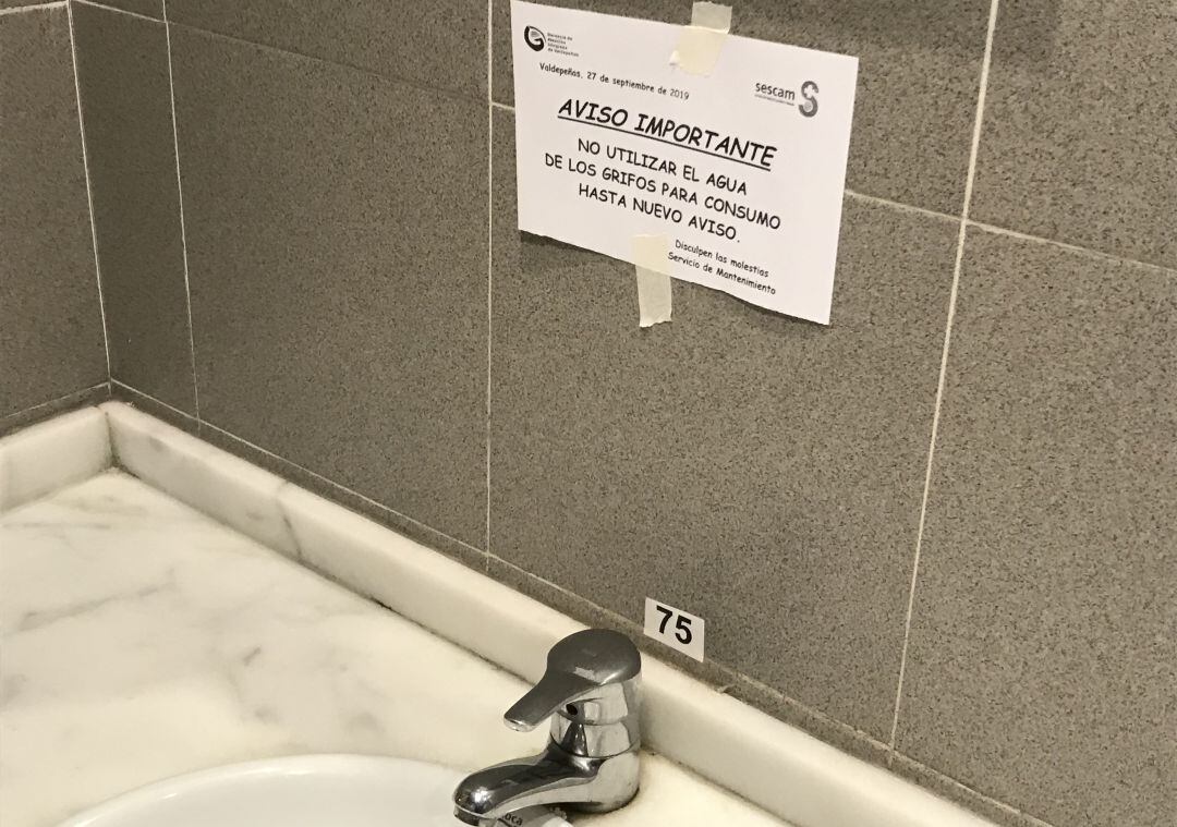 Cartel en uno de los baños del Hospital de Valdepeñas (Ciudad Real)