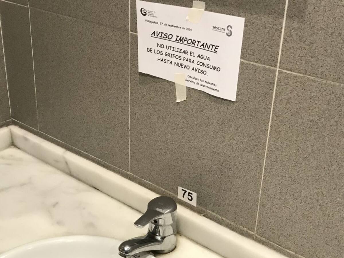Tres semanas sin agua para el consumo en el Hospital de Valdepeñas