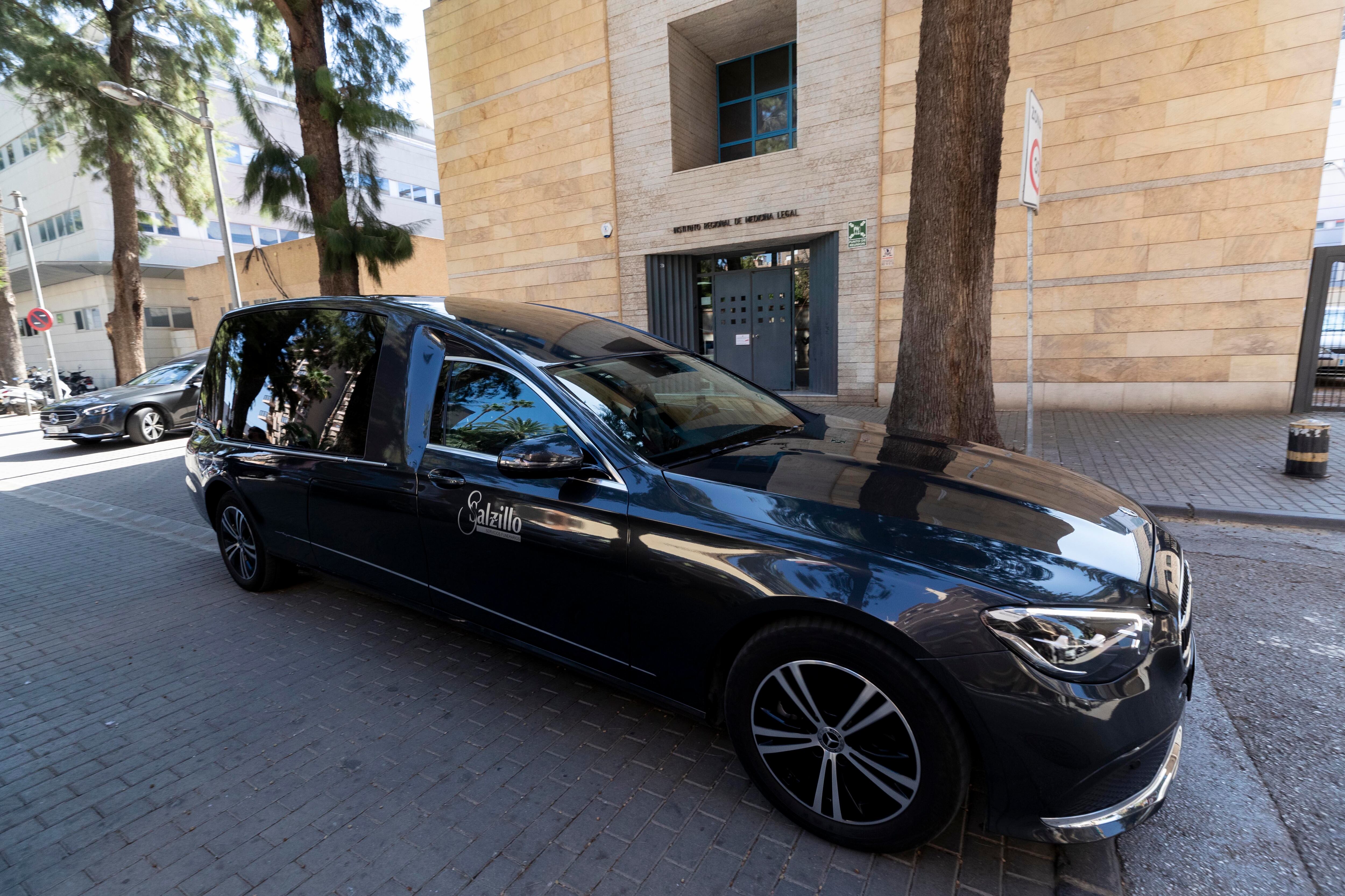 MURCIA, 05/10/2023.- Coches fúnebres trasladan a los fallecidos en el incendio de la discoteca Fonda Milagros de Murcia, a al tanatorio de Caravaca de la cruz y al de la pedanía murcian de Torreaguera, este jueves, en el Instituto Regional de Medicina Legal de Murcia. EFE /Marcial Guillén
